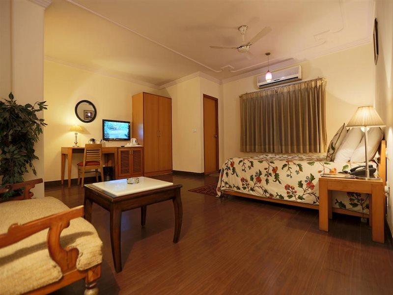 Hotel Waves, Delhi Airport Екстериор снимка