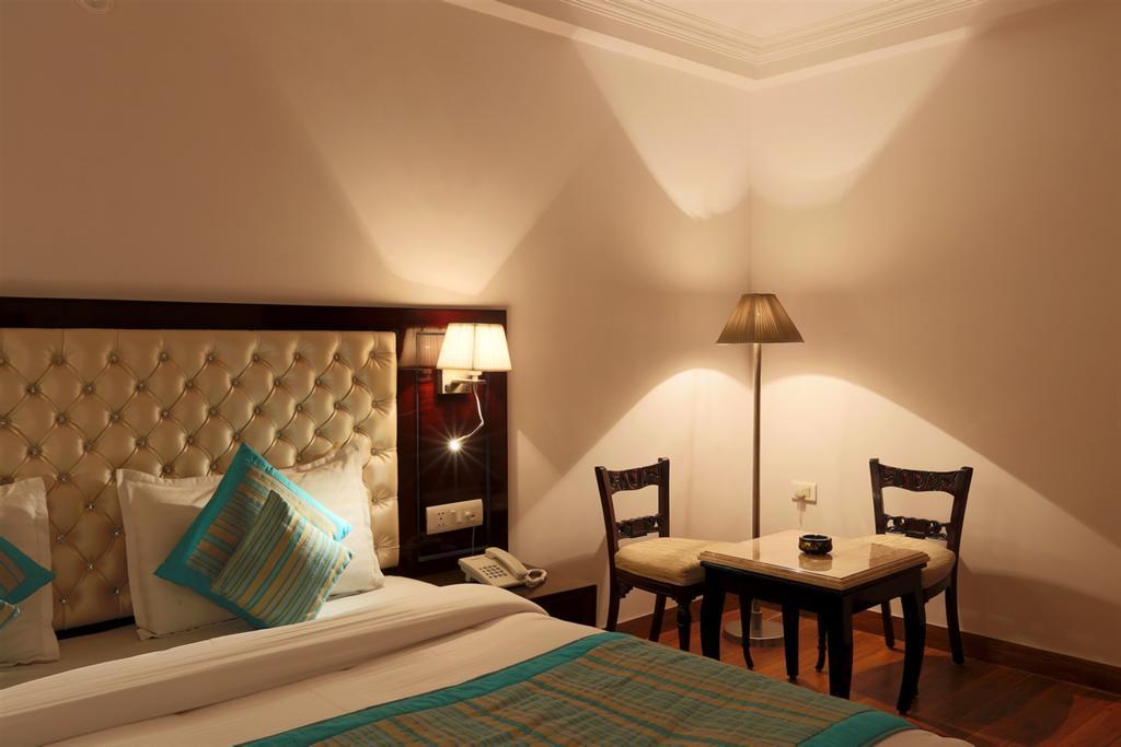 Hotel Waves, Delhi Airport Екстериор снимка
