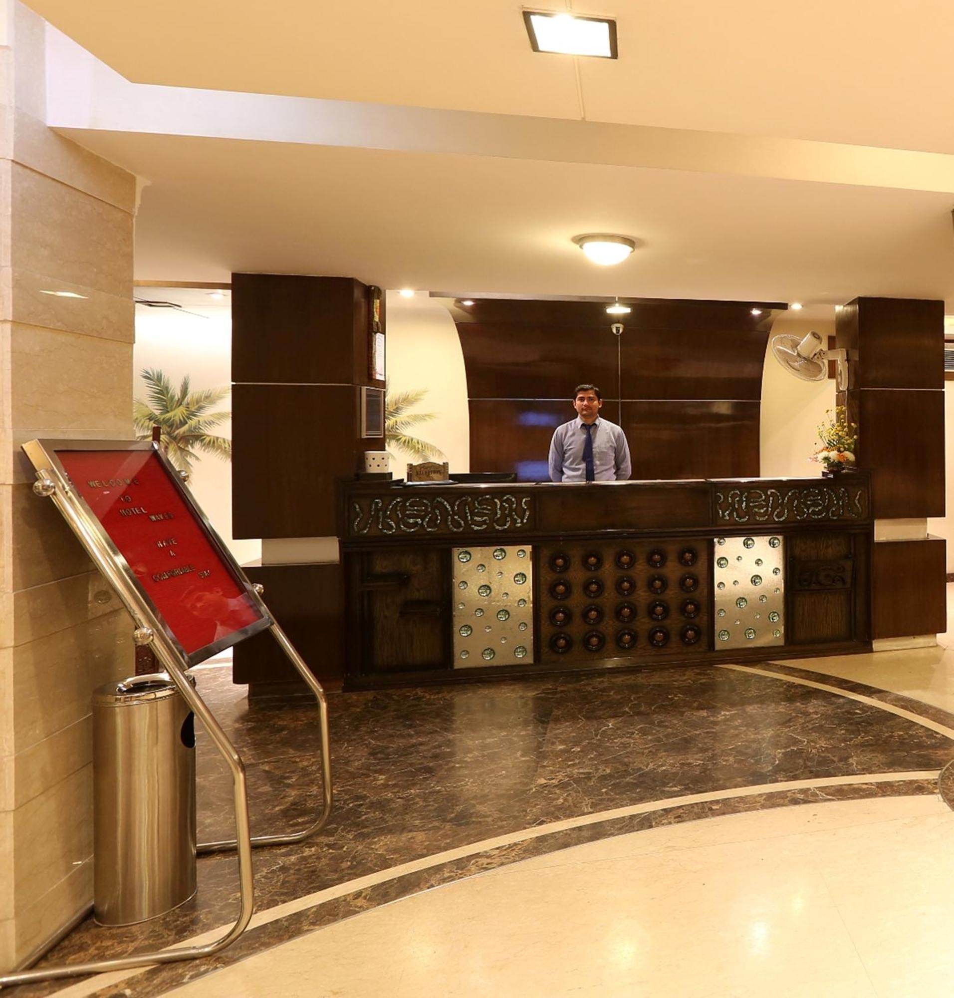 Hotel Waves, Delhi Airport Екстериор снимка
