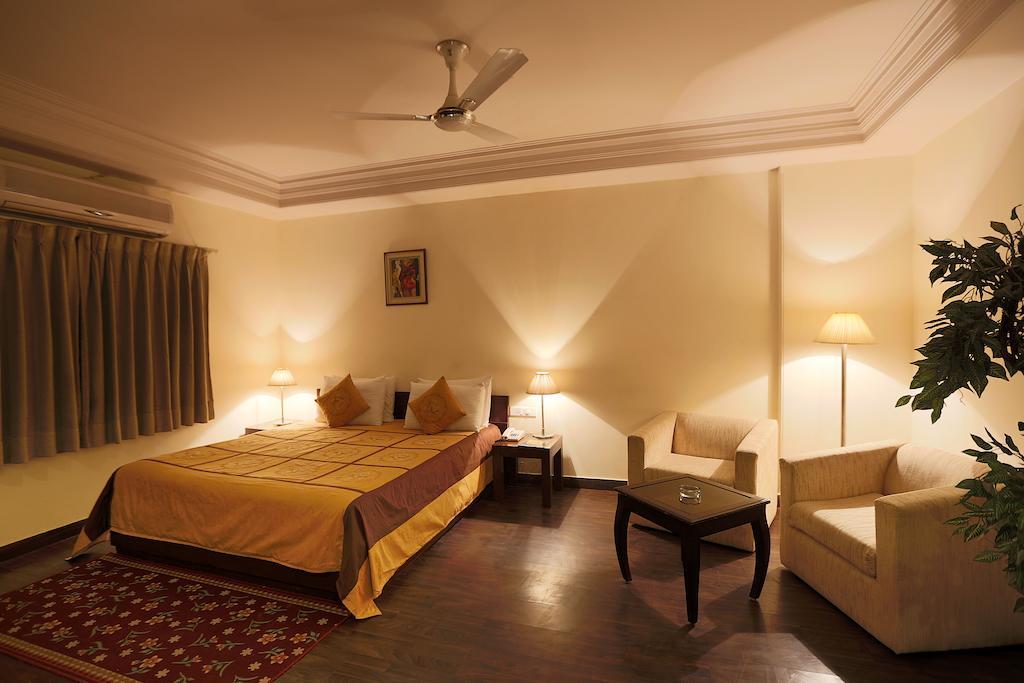 Hotel Waves, Delhi Airport Екстериор снимка