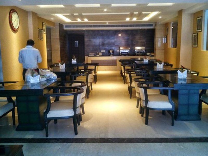 Hotel Waves, Delhi Airport Екстериор снимка