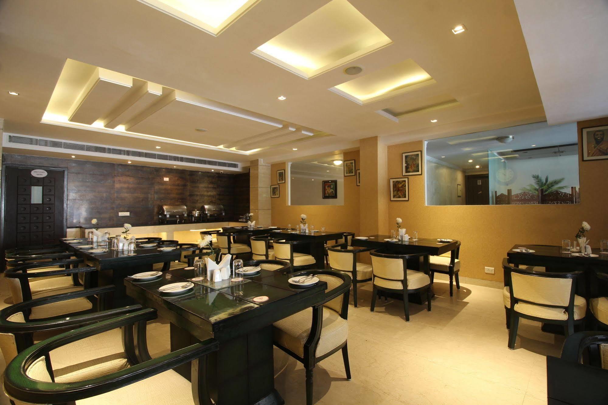 Hotel Waves, Delhi Airport Екстериор снимка