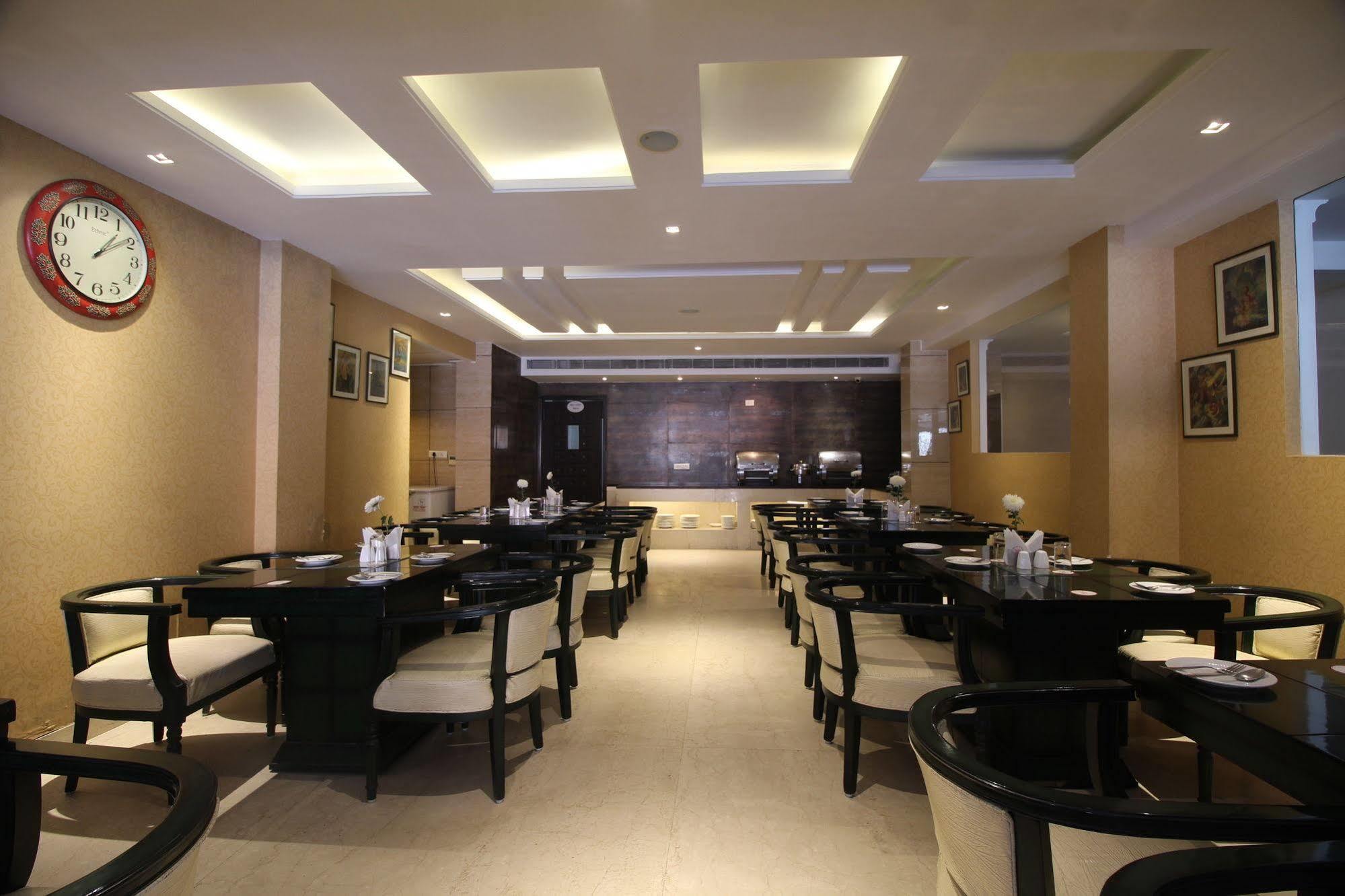 Hotel Waves, Delhi Airport Екстериор снимка