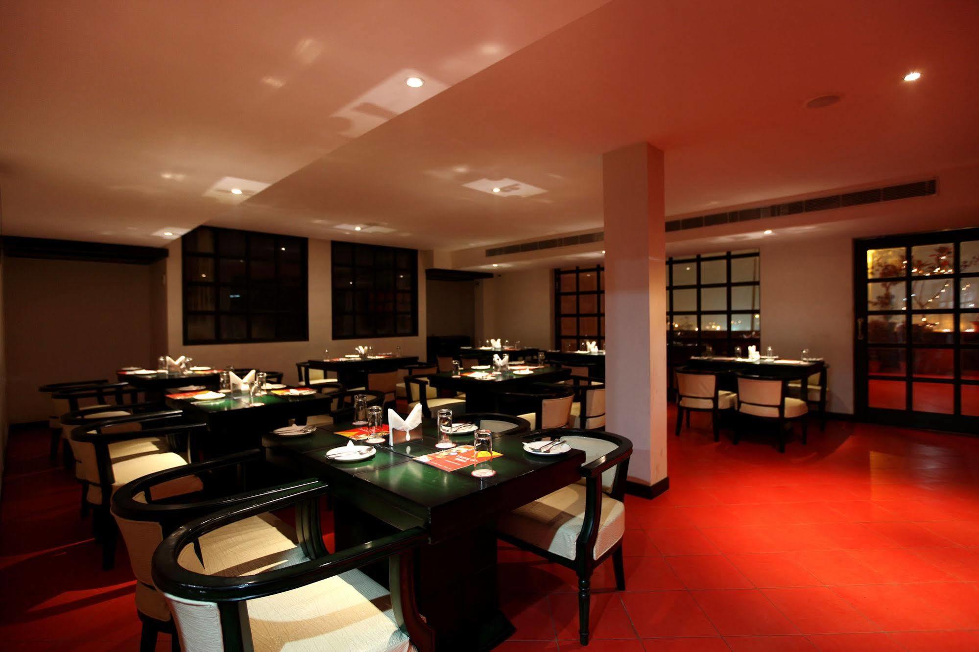 Hotel Waves, Delhi Airport Екстериор снимка