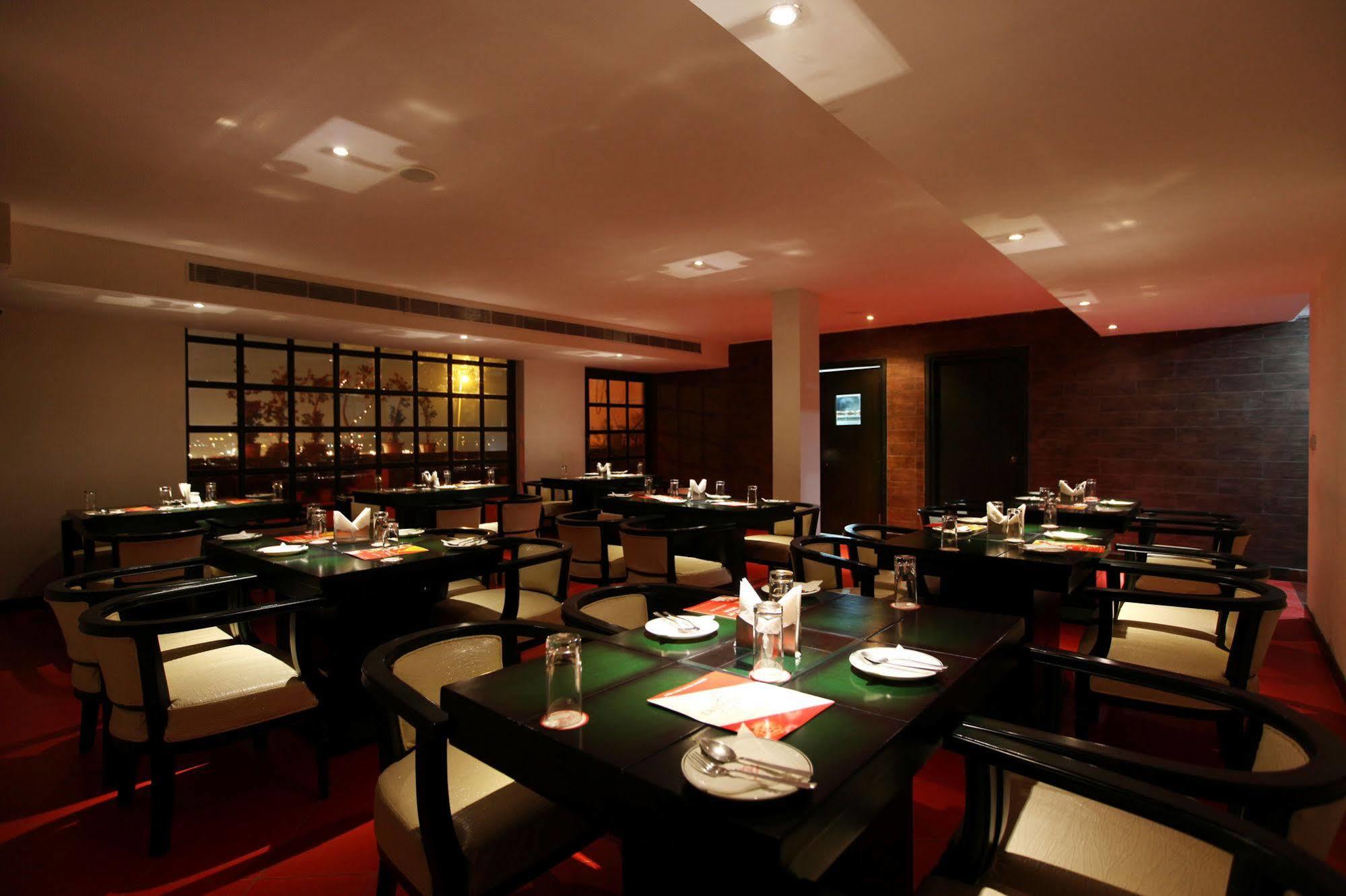 Hotel Waves, Delhi Airport Екстериор снимка