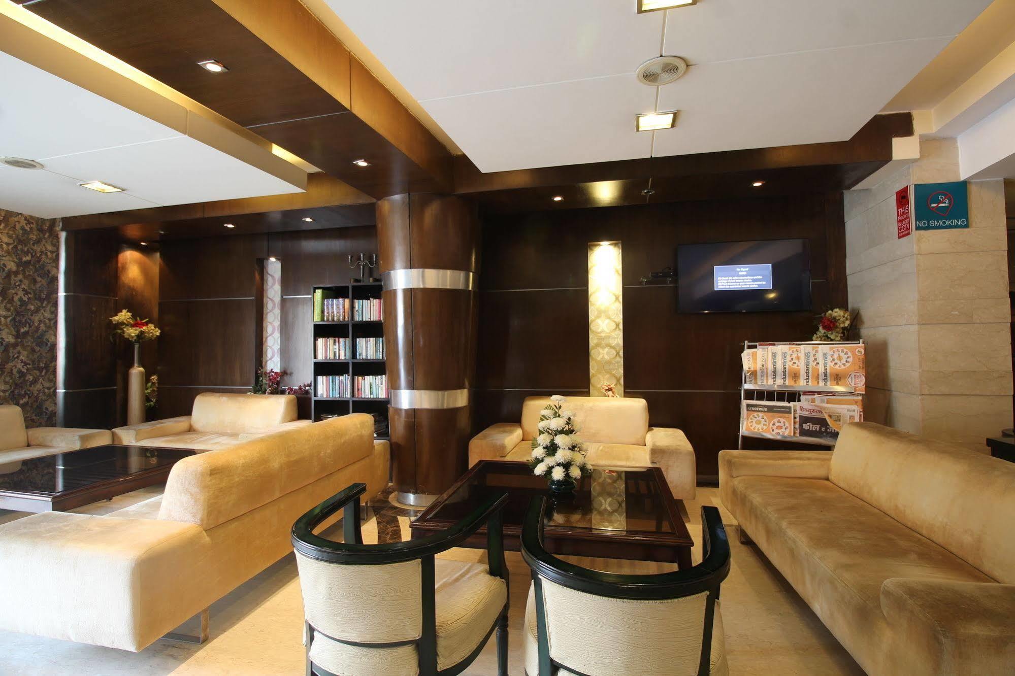 Hotel Waves, Delhi Airport Екстериор снимка