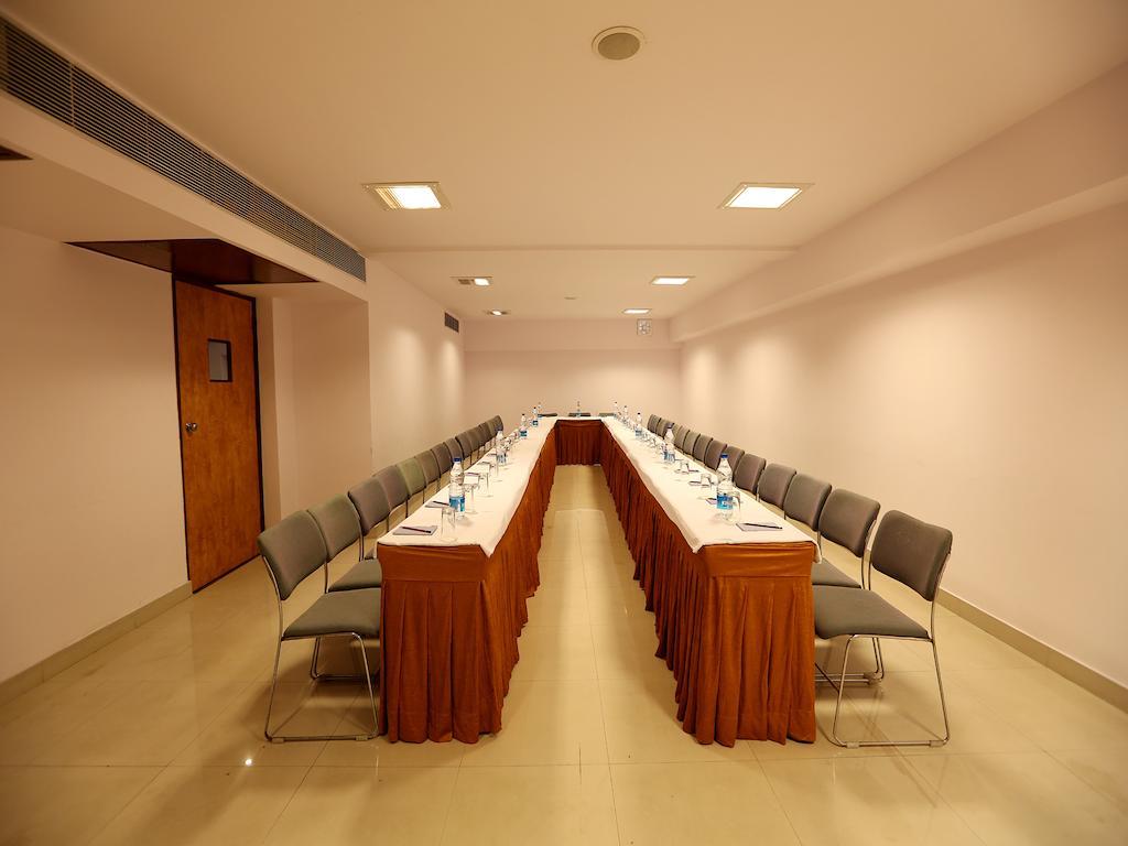 Hotel Waves, Delhi Airport Екстериор снимка