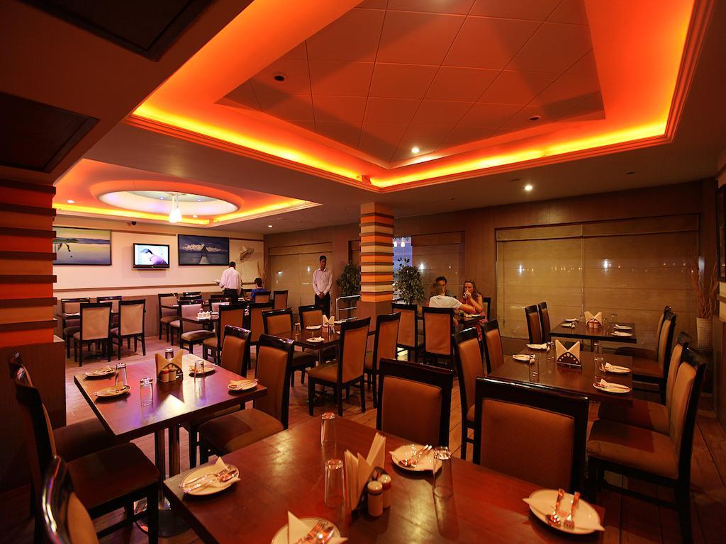 Hotel Waves, Delhi Airport Екстериор снимка