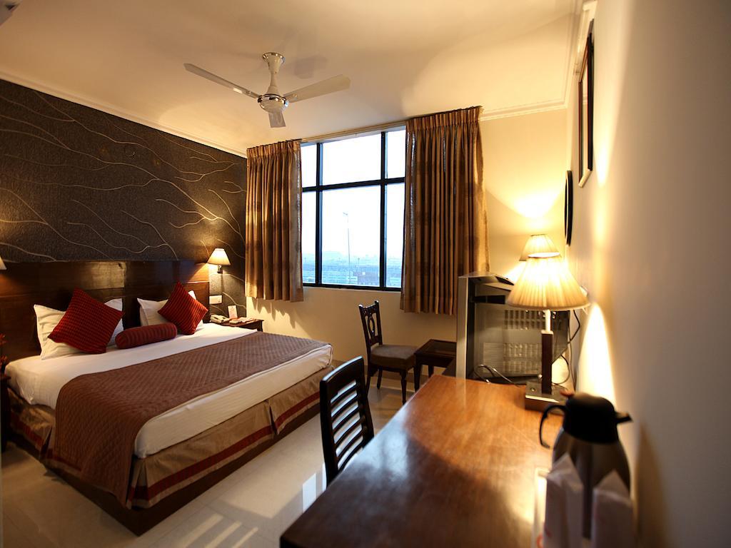 Hotel Waves, Delhi Airport Екстериор снимка