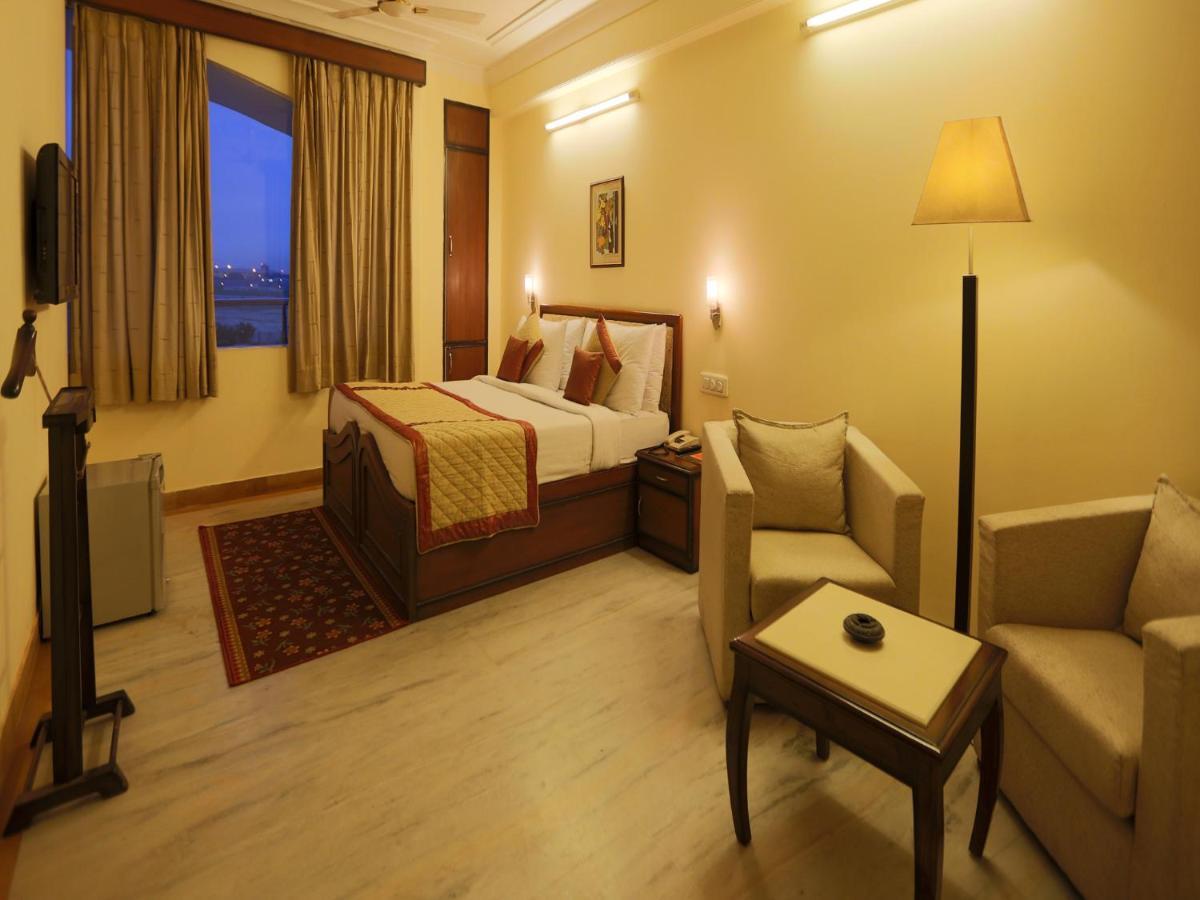 Hotel Waves, Delhi Airport Екстериор снимка